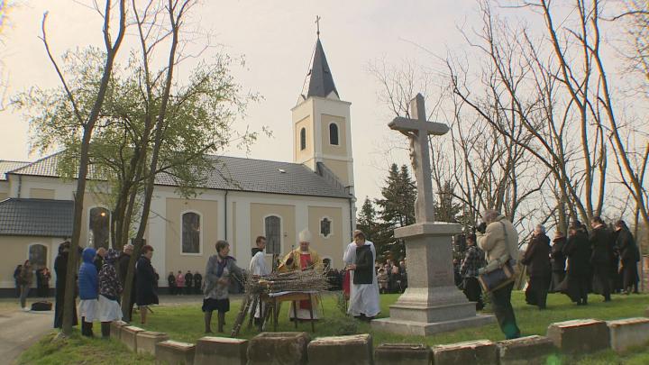 Püspöki áldás a megújult majsi templomra