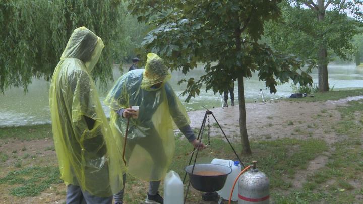 Halfőző verseny az olaszi tó mellett