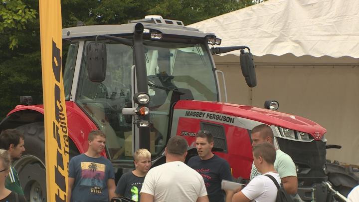 Mezőgép bemutató előtt Szentlőrinc