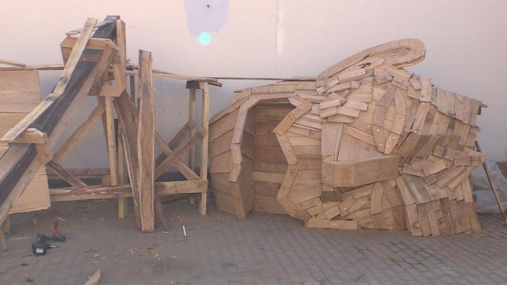 Fából készül a mecseki óriás