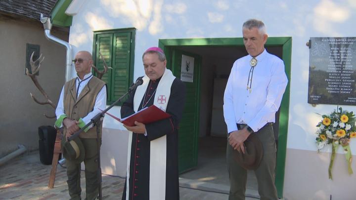 Emléktáblát avattak a vadászháznál