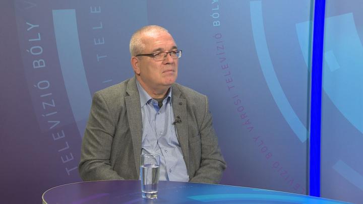 Szinte berobbant a politika