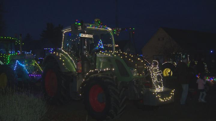 Fénytraktoros felvonulás