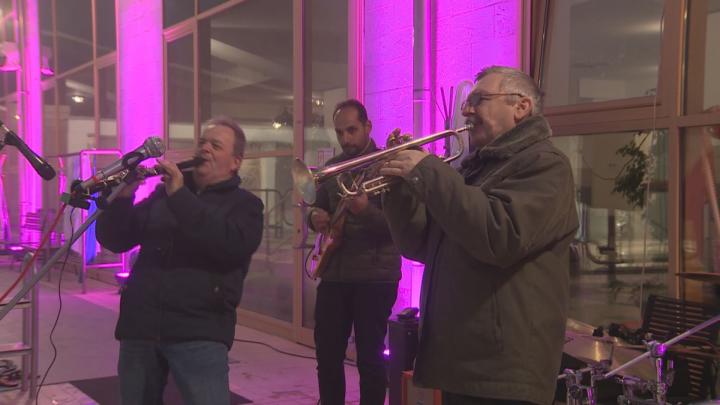 Dixieland koncert a medencék mellett