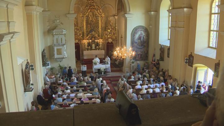 Sok száz hívő a kegytemplomnál