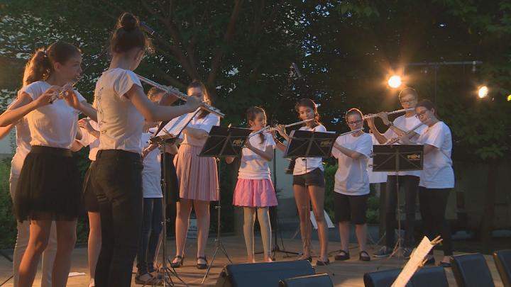 Éjszakai fuvolakoncert a főtéren