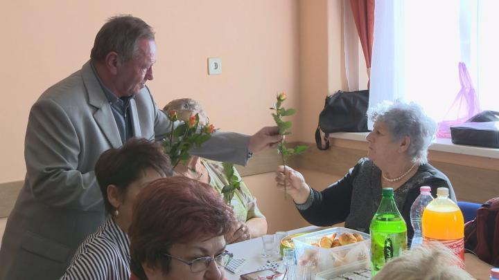 Műsorral és virággal kedveskedtek a nőknek