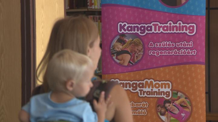 Együtt tornászik a baba és a mama